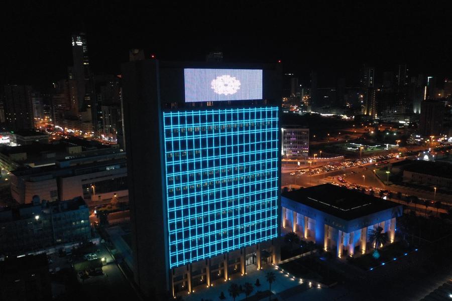 يضيء مبنى الصندوق الكويتي باللون الأزرق لإظهار التضامن مع اللاجئين في جميع أنحاء العالم