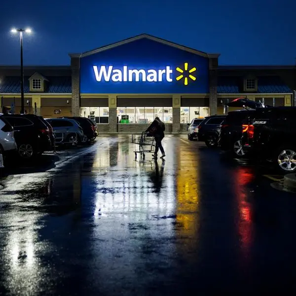 Walmart lifts earnings outlook after revenues rise