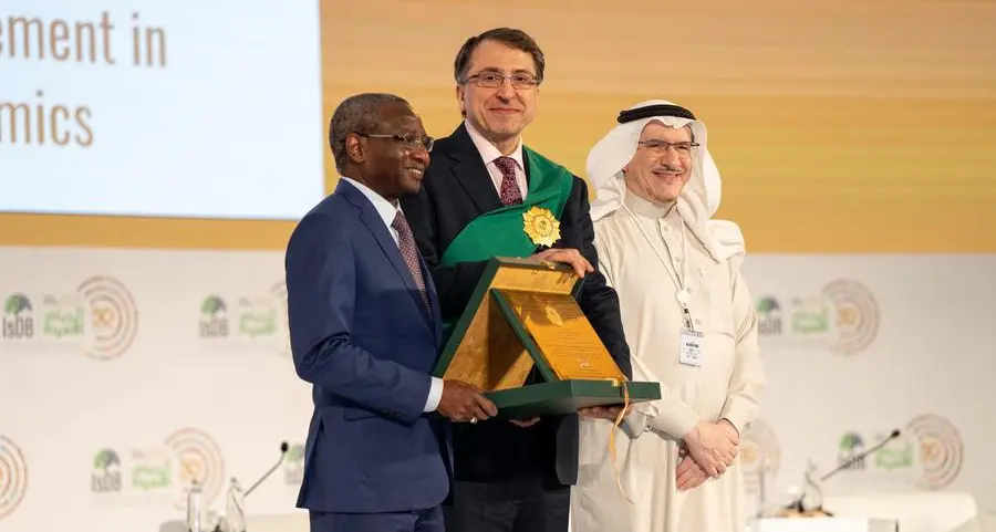 Professor Asutay receives award of IsDB Prize for Impactful Achievement in Islamic Economics