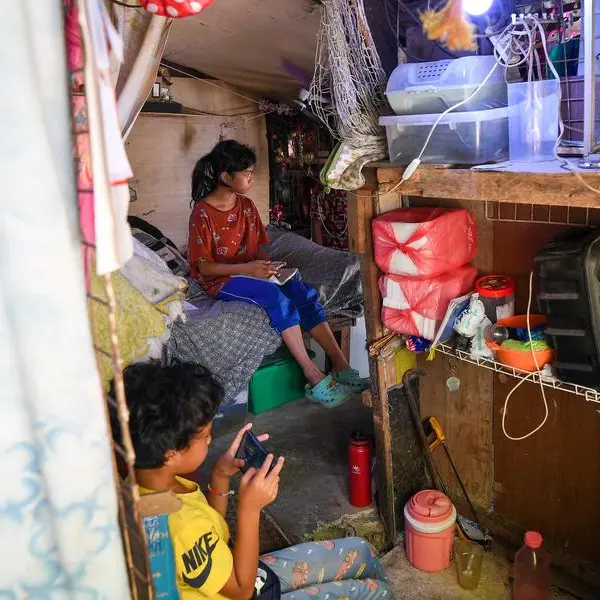 Kids study in overheated slum as Philippines shuts schools