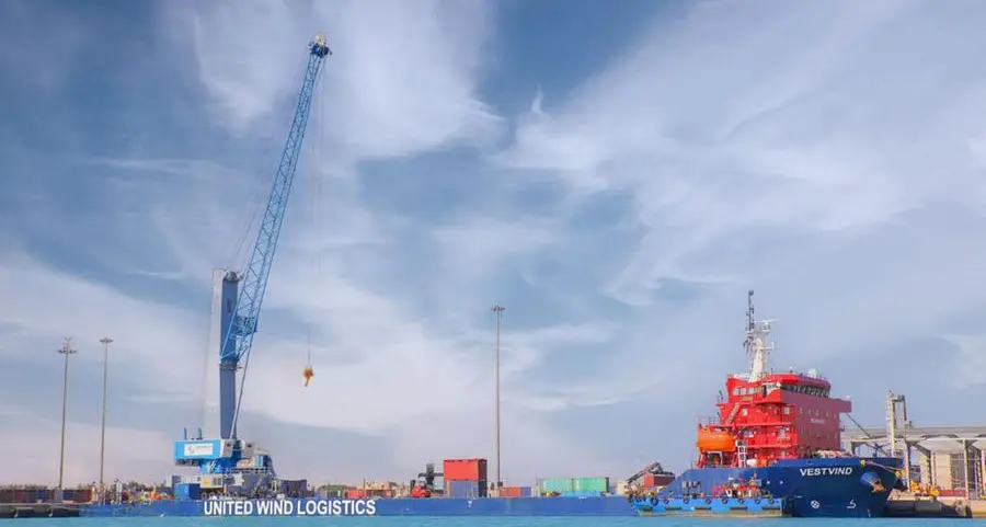 بيان صحفي: مجموعة موانئ دبي العالمية تتسلم رافعة متنقلة جديدة في ميناء السخنة