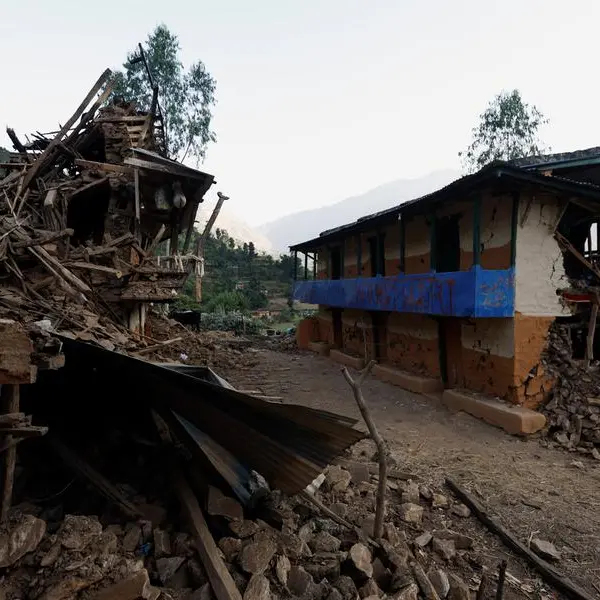 Sobbing relatives of Nepal quake victims prepare for cremations