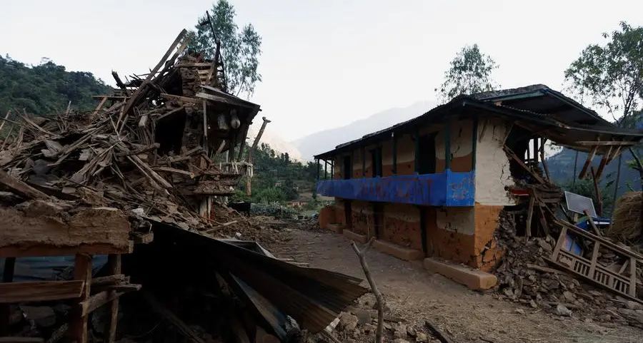 Sobbing relatives of Nepal quake victims prepare for cremations