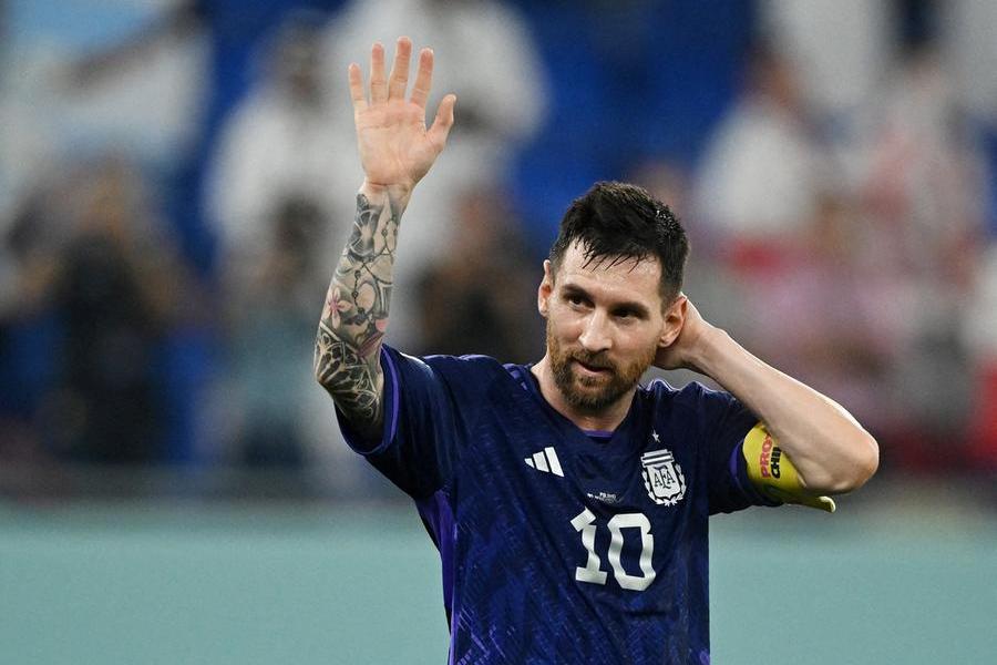 Messi and Argentina advance at World Cup, beat Poland 2-0