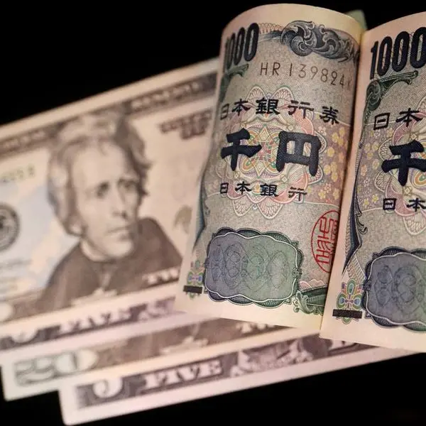 Dollar, yen hold tight ranges ahead of BOJ, Fed