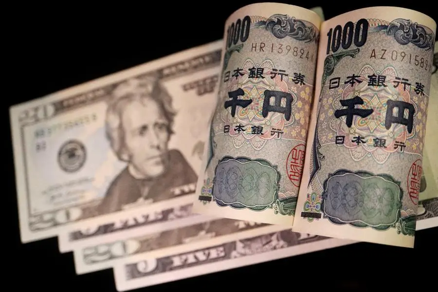 Japanese yen soft ahead of Sunday election, US dollar clings to weekly gains