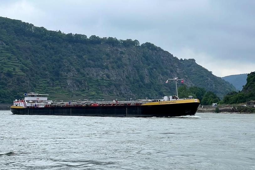 Niedrigwasser erschwert erneut die Schifffahrt auf dem Rhein in Deutschland