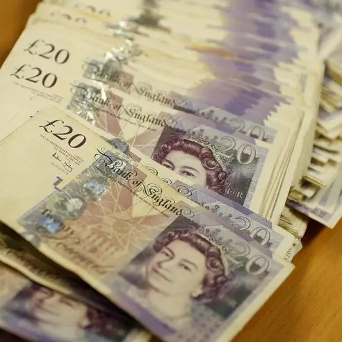 Sterling drops versus dollar, focus on BoE, trade talks