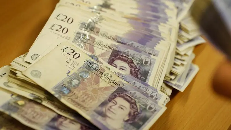 Sterling drops versus dollar, focus on BoE, trade talks