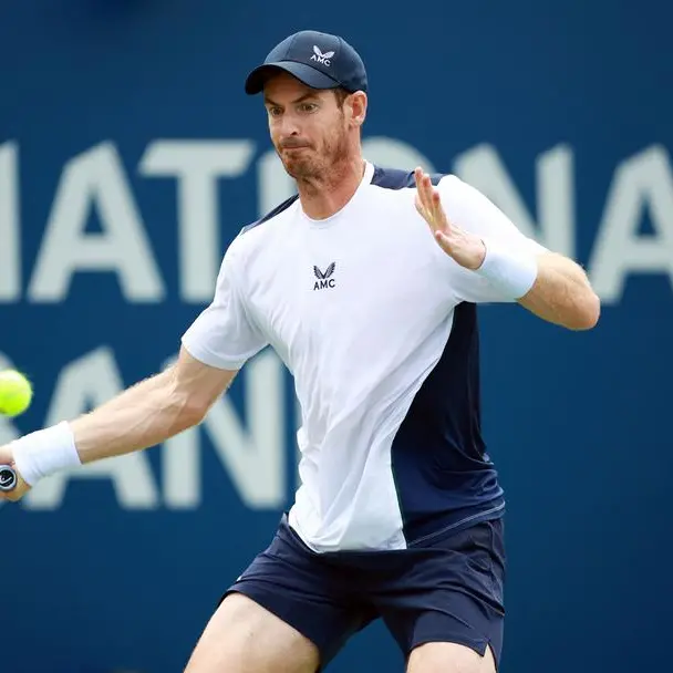 Murray masters Toronto wind to advance over Sonego