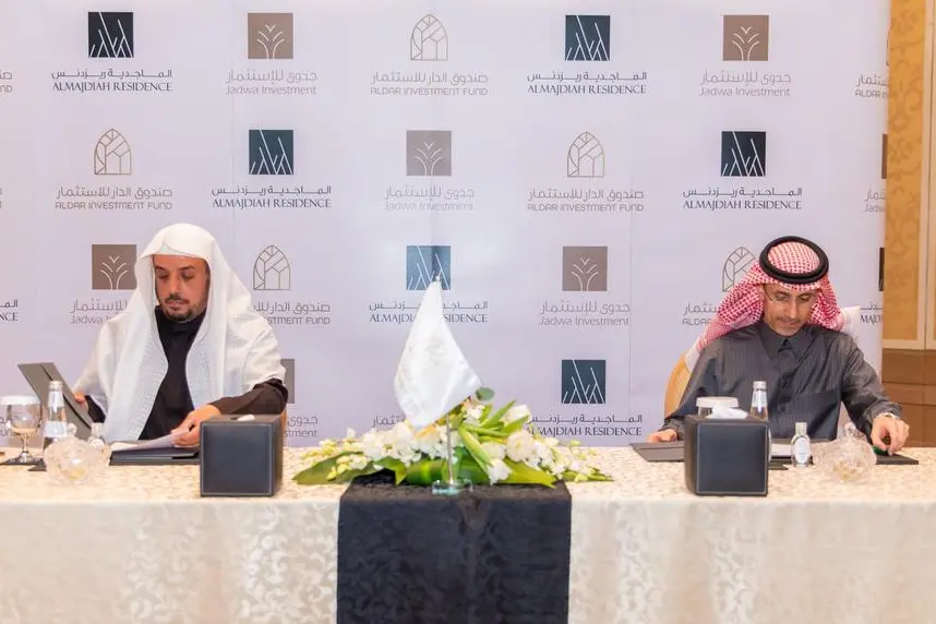 Tariq Al-Sudairy, Managing Director and CEO of Jadwa Investment and Khalid Al Majed, Chairman of Dar Al Majed Real Estate Company signing the agreement