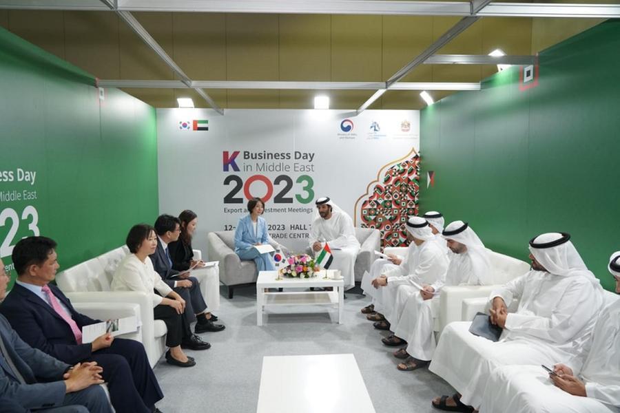UAE와 한국은 경제 및 투자 협력 강화를 논의하고 있습니다.