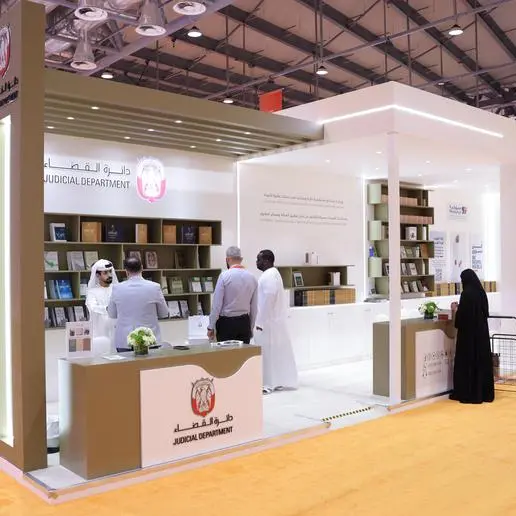 \"قضاء أبوظبي\" تعزز نشر الثقافة القانونية في معرض الشارقة الدولي للكتاب