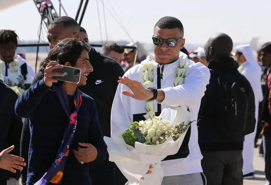 Soccer Football - Paris St Germain arrive in Riyadh ahead of their friendly match v Saudi Pro League XI - King Khalid International Airport, Riyadh, Saudia Arabia - January 19, 2023 A fan takes a selfie with Paris St Germain's Kylian Mbappe as he arrives in Saudi Arabia ahead of the match REUTERS/Ahmed Yosri