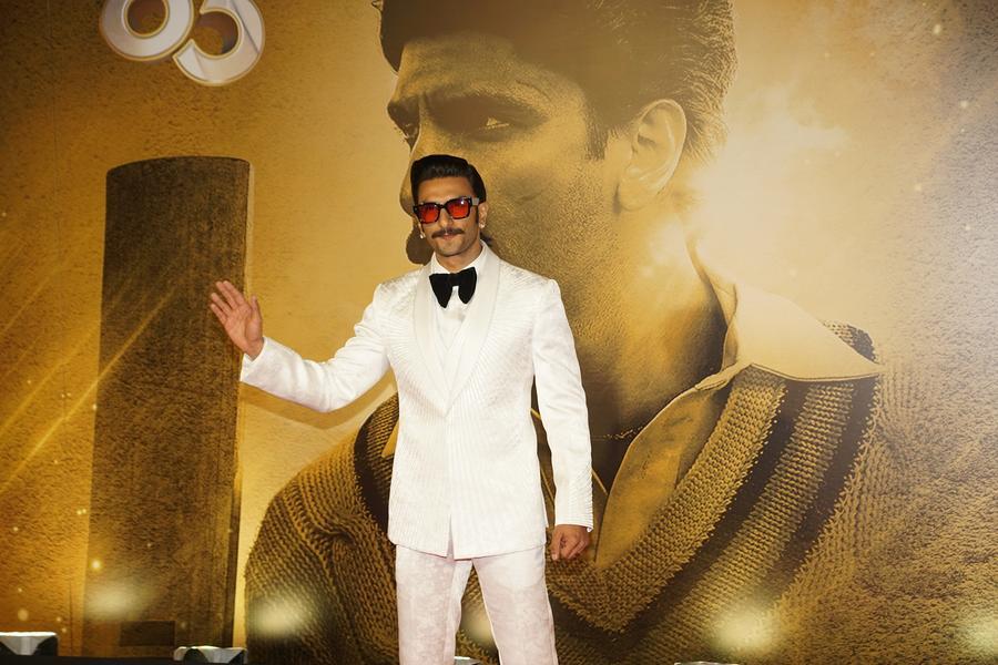 Latest Celeb Pics: Ranveer Singh attends awards' press meet, Varun