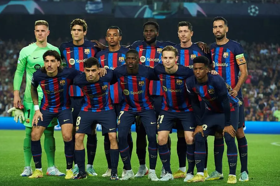(From up, L) Barcelona\\'s German goalkeeper Marc-Andre ter Stegen, Barcelona\\'s Spanish defender Marcos Alonso, Barcelona\\'s French defender Jules Kounde, Barcelona\\'s Ivorian midfielder Franck Kessie, Barcelona\\'s Polish forward Robert Lewandowski, Barcelona\\'s Spanish midfielder Sergio Busquets, Barcelona\\'s Spanish defender Hector Bellerin, Barcelona\\'s Spanish midfielder Pedri, Barcelona\\'s French forward Ousmane Dembele, de Barcelona\\'s Dutch midfielder Frenkie De Jong and Barcelona\\'s Spanish defender Alejandro Balde pose for a group picture before the start of the UEFA Champions League 1st round day 5, Group C football match between FC Barcelona and FC Bayern Munich at the Camp Nou stadium in Barcelona on October 26, 2022. (Photo by Pau BARRENA / AFP)