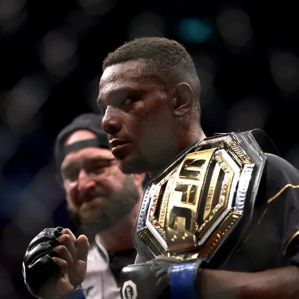 Hill beats Teixeira to claim UFC light heavyweight crown