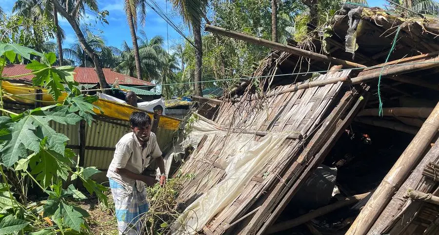 Thousands flee as cyclone barrels towards Bangladesh