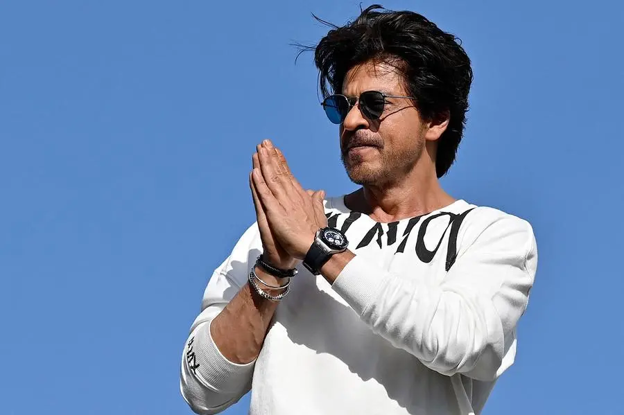 Shah Rukh Khan Fans Set Guinness World Record By Performing His Signature  Pose Outside Mannat | Viral News, Times Now