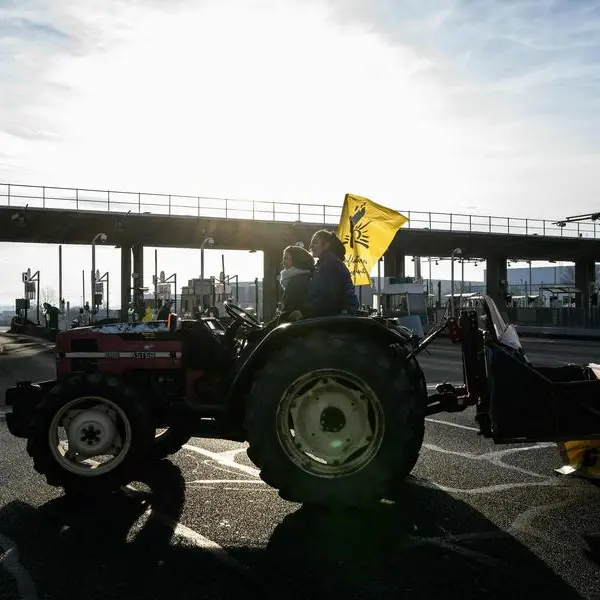 French farmers keep up roadblock protests, pressuring government