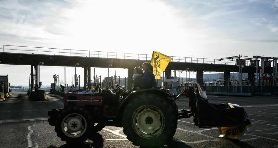 French farmers keep up roadblock protests, pressuring government