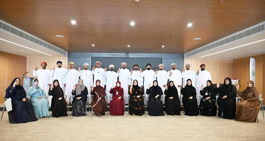 بنك العز الإسلامي ينظم برنامجًا تدريبيًا في لغة الإشارة لتعزيز الشمولية وتحسين تجربة العملاء