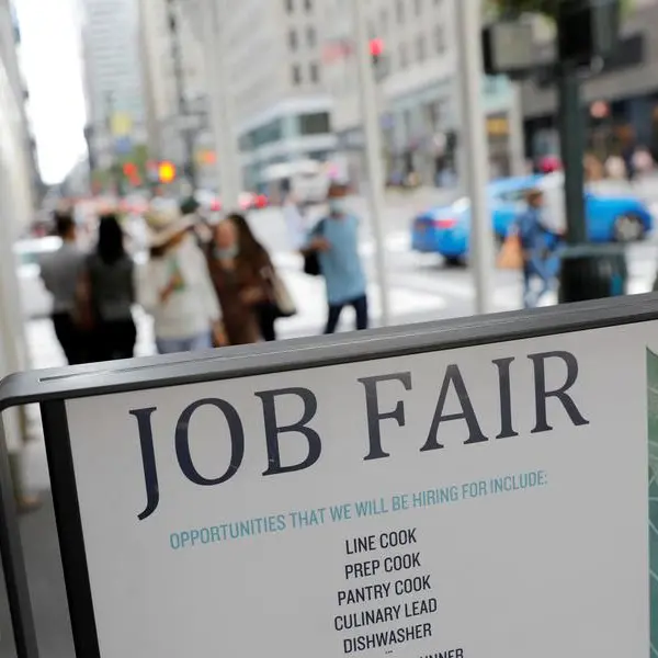 US weekly jobless claims fall as labor market remains stable