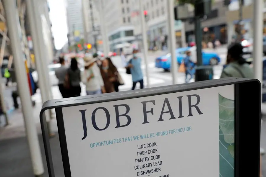 US weekly jobless claims fall as labor market remains stable