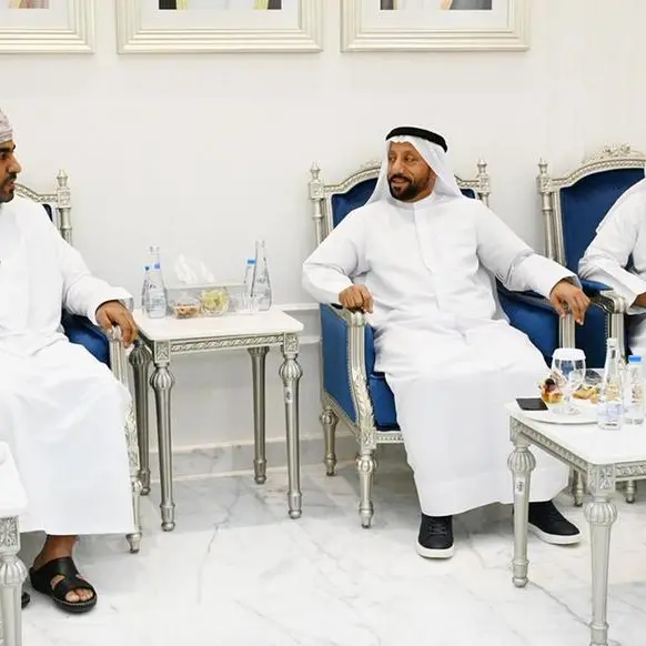 \"غرفة الشارقة\" تبحث مع نظيرتها في سلطنة عُمان تعزيز التعاون الاستثماري بين مجتمعي الأعمال في البلدين