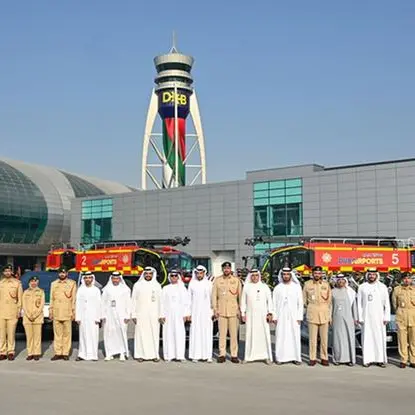برج المراقبة بمطار دبي الدولي يتوشّح بعلم الإمارات احتفاءً بروح الوطن