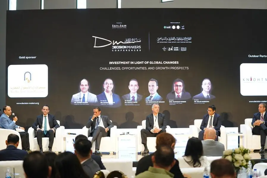 المشاركون بجلسة الاستثمار في ظل المتغيرات العالمية على هامش مؤتمر \"صناع القرار\": الصناعة والتكنولوجيا والسياحة تقود فرص النمو في مصر رغم التقلبات العالمية