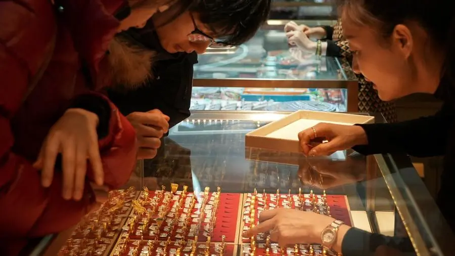 Gold rises 1% on easing inflation worries, dollar at one-week low