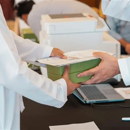 بدأ مركز أبوظبي العقاري بتسليم 896 وحدة سكنية للمستفيدين من مشروع \" حي المزن\" السكني ضمن المرحلة الثانية والثالثة