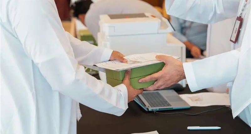 بدأ مركز أبوظبي العقاري بتسليم 896 وحدة سكنية للمستفيدين من مشروع \" حي المزن\" السكني ضمن المرحلة الثانية والثالثة