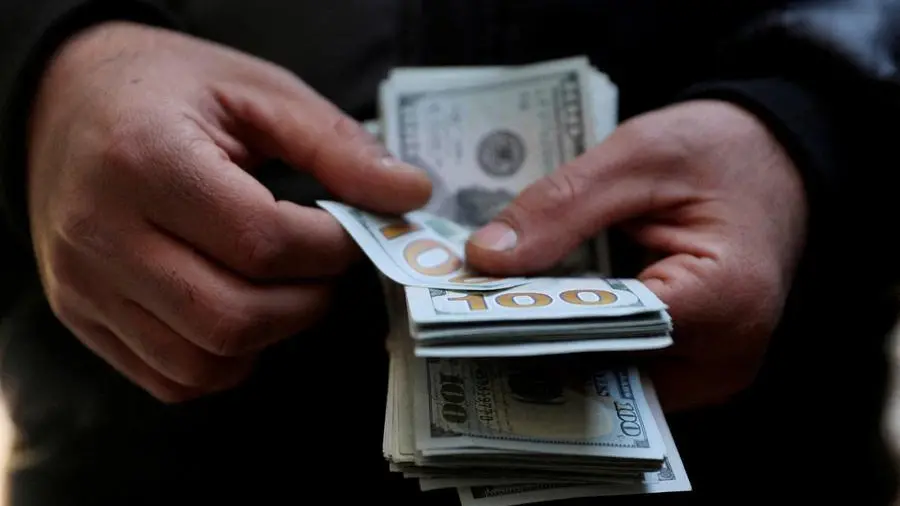 Dollar advances as Middle East tensions spur flight to safety