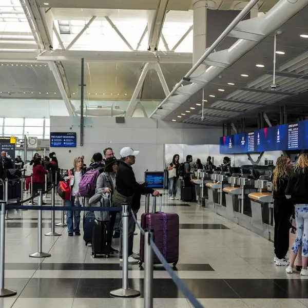 US orders 10% flights cut at major US airports due to shutdown