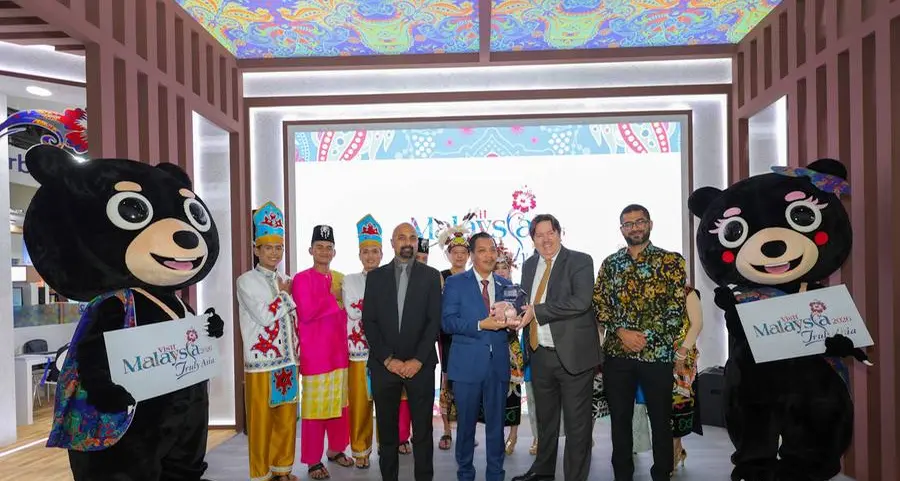 مؤسسة دبي للتسويق السياحي والتجاري تفوز بجائزة الجناح المستدام في سوق السفر العربي 2025