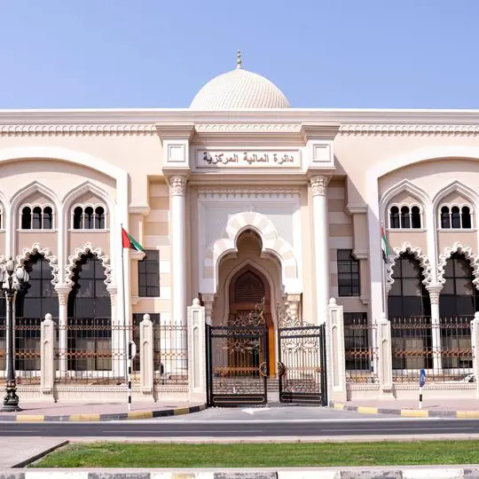 \"المالية المركزية بالشارقة\" تُنجز مشروع توثيق الخدمات ورسم رحلة المتعامل لتعزيز جودة الخدمات المالية الحكومية