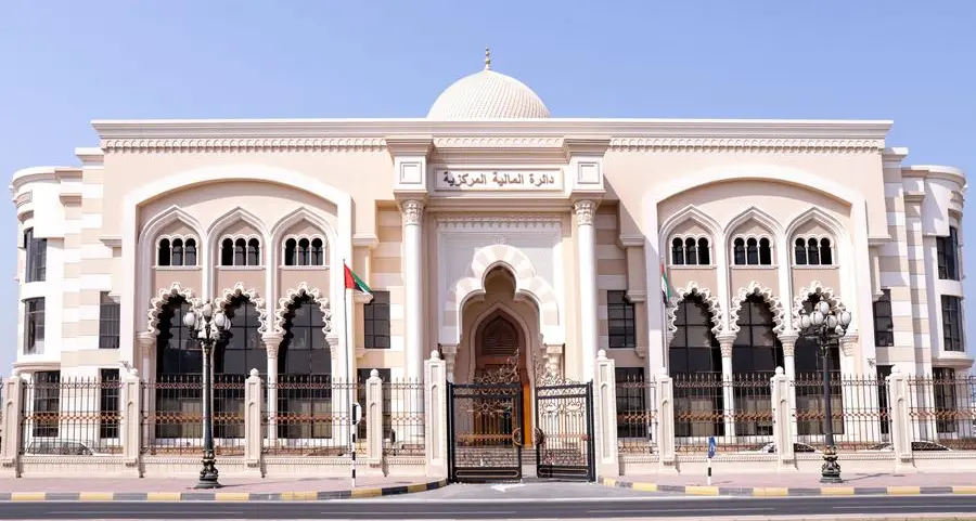 \"المالية المركزية بالشارقة\" تُنجز مشروع توثيق الخدمات ورسم رحلة المتعامل لتعزيز جودة الخدمات المالية الحكومية