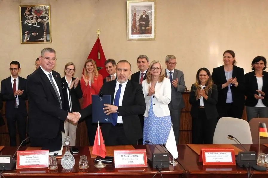 EIB Vice-President Ioannis Tsakiris and Tarik Hamane , Director General of ONEE at the signing of the loan agreement.