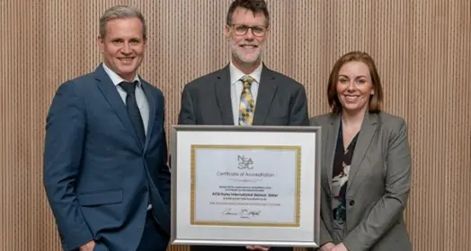 مدرسة أي سي أس الدوحة الدولية تنال اعتماد رابطة نيو انجلاند للمدارس والكليات للتعليم الدولي كمعيار عالمي للتميز