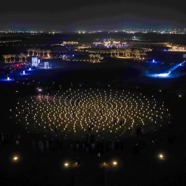 منار ابوظبي يختتم دورته الثانية محتفيًا بالمناظر الطبيعية للإمارة عبر فنون الضوء