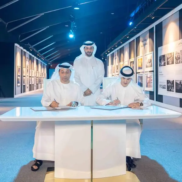 سلطان بن أحمد القاسمي يشهد توقيع عقد رعاية بين المهرجان الدولي للتصوير \"اكسبوجر\" وبنك الاستثمار