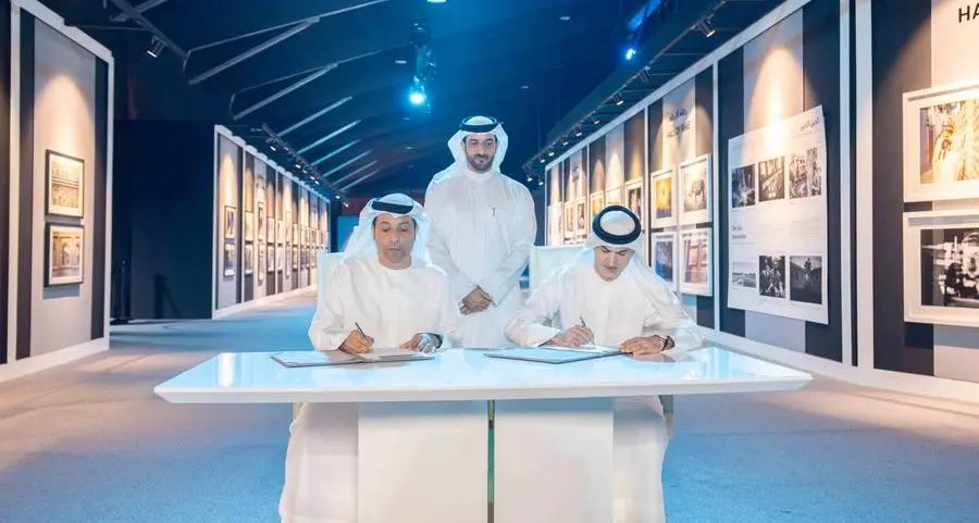 سلطان بن أحمد القاسمي يشهد توقيع عقد رعاية بين المهرجان الدولي للتصوير \"اكسبوجر\" وبنك الاستثمار