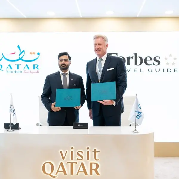 \"قطر للسياحة\" و\"دليل فوربس للسفر\" يوقعان مذكرة تفاهم لتعزيز التميز في الخدمة في قطاع الضيافة القطري