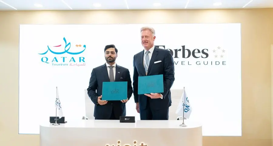 \"قطر للسياحة\" و\"دليل فوربس للسفر\" يوقعان مذكرة تفاهم لتعزيز التميز في الخدمة في قطاع الضيافة القطري