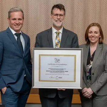 مدرسة آي سي إس الدوحة الدولية تنال اعتماد رابطة نيو انجلاند للمدارس والكليات للتعليم الدولي كمعيار عالمي للتميز