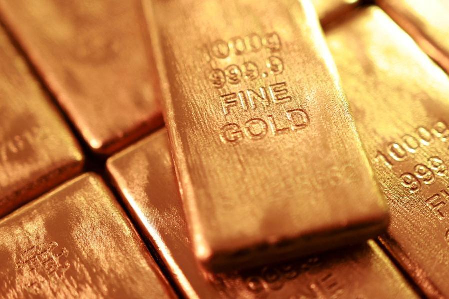 Gold climbs as Middle East peace hopes push oil and dollar lower