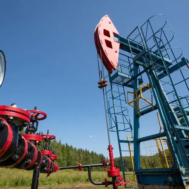 Oil prices little changed as Iraq outages clash with tariff worries