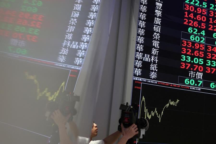 Shares stumble as war worries drive oil back above $100